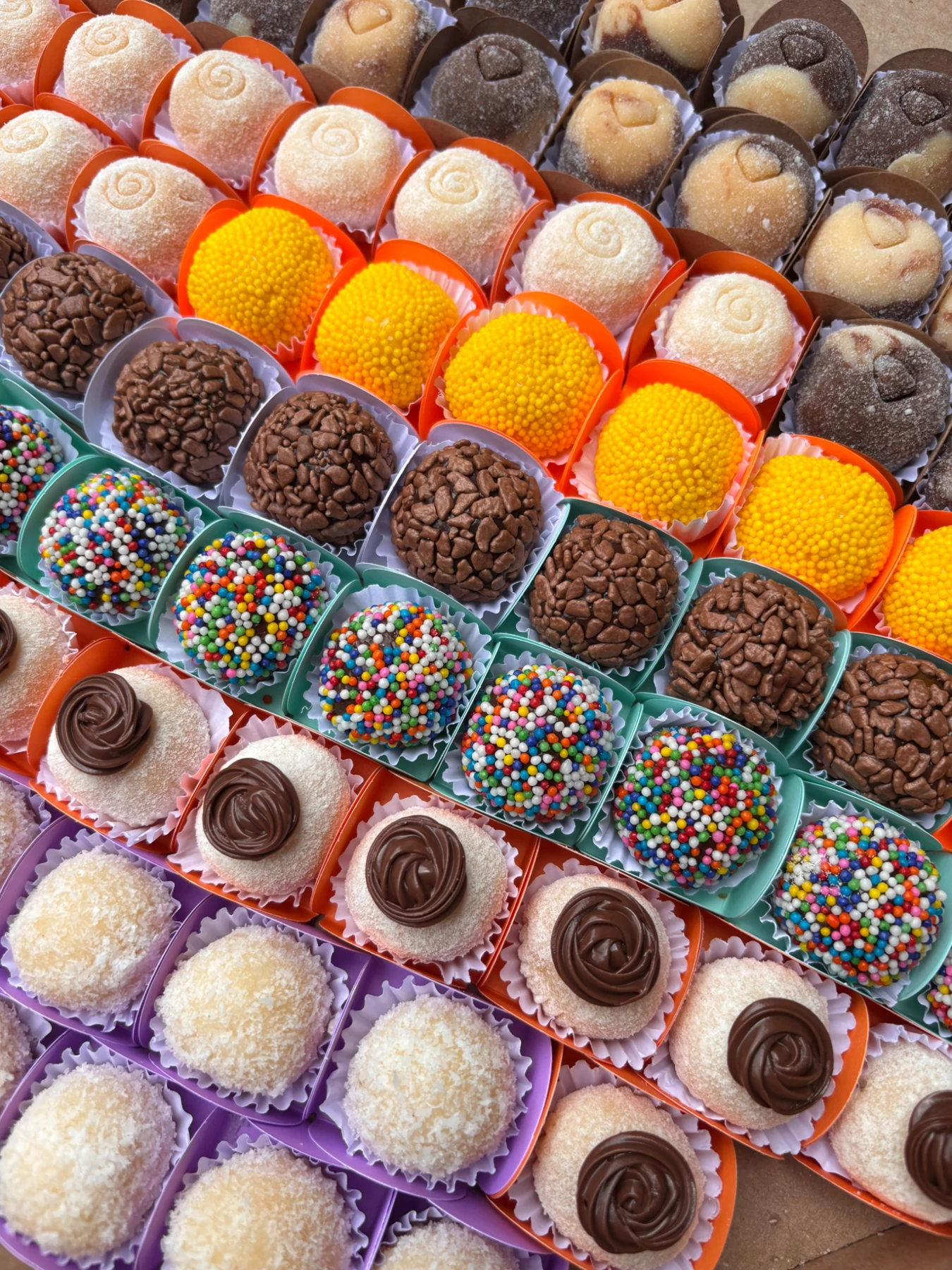 Doces variados preparados pela Fia