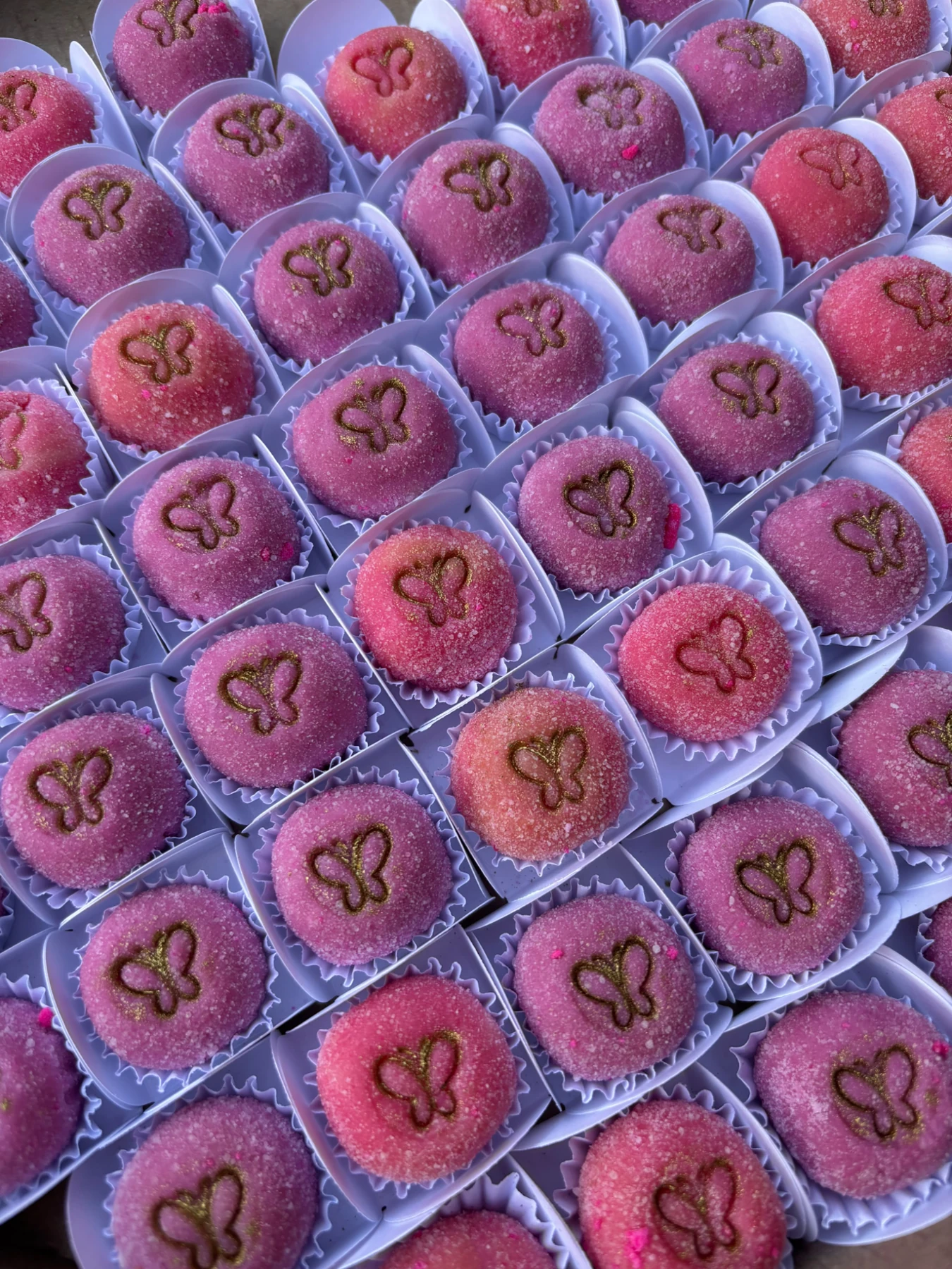 Docinhos rosas decorados com borboletas