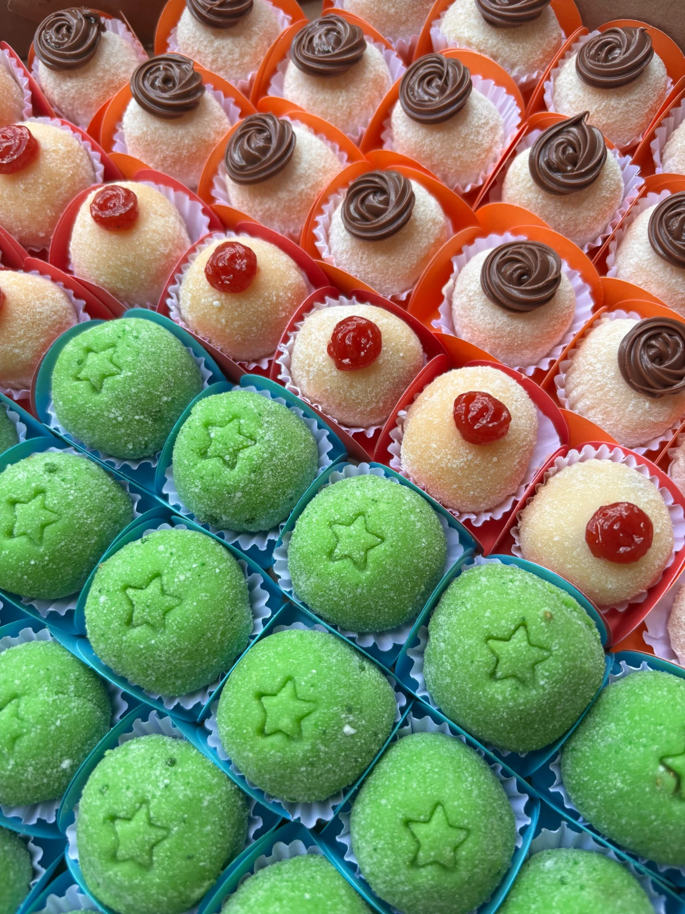 Doces com coberturas e decorações variadas