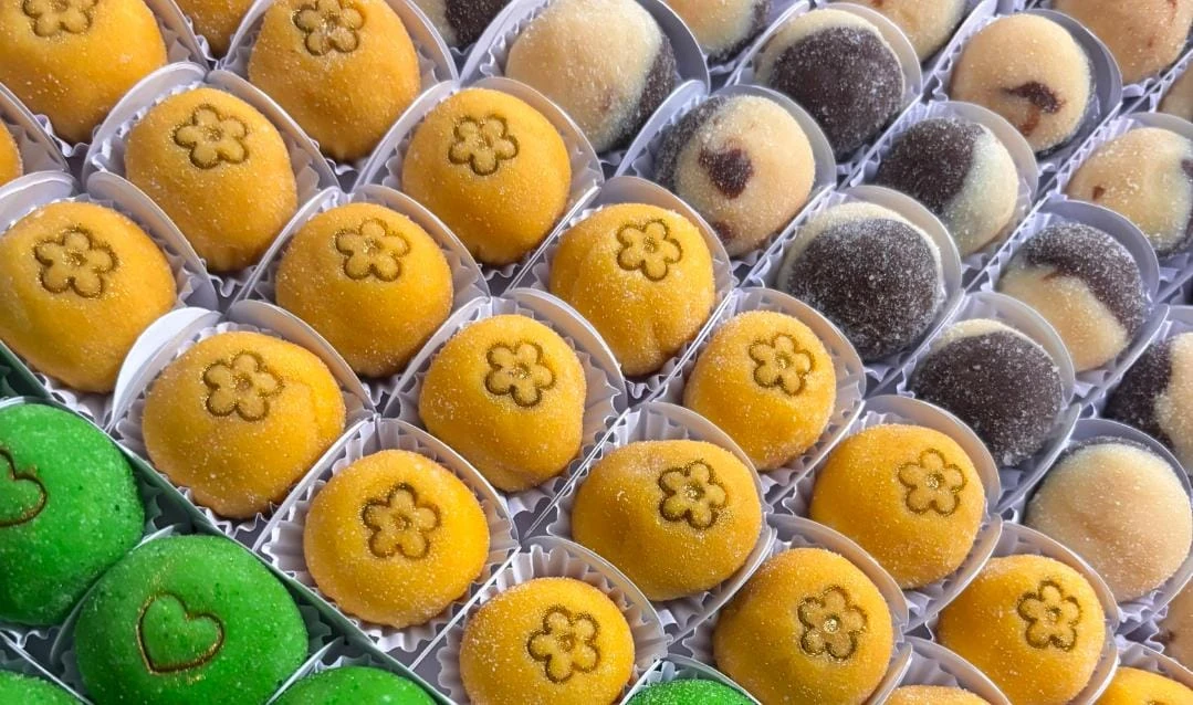 Doces amarelos, verdes e de dois sabores decorados